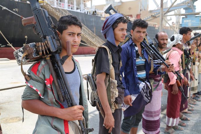 Combatientes huthis durante su retirada del puerto de Salif, en Hodeida