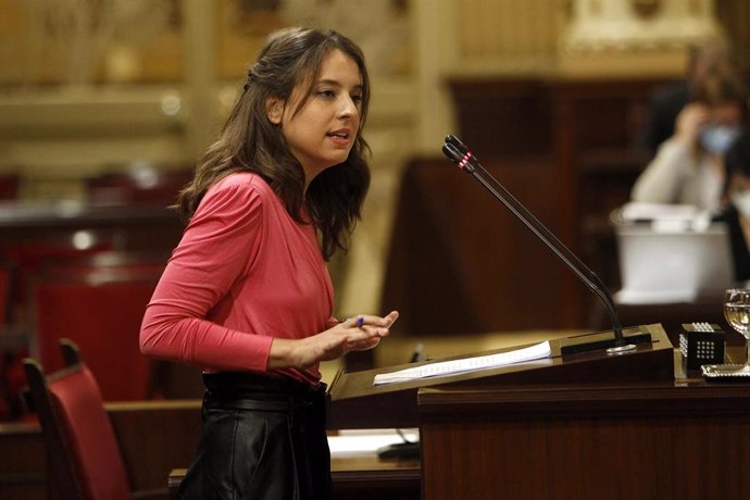 La diputada de Unidas Podemos, Gloria Santiago, interviene durante una sesión plenaria en el Parlamento de Baleares,