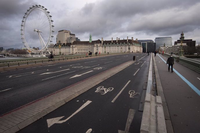 12 January 2021, England, London: A small number of people cross Westminster Bridge in central London during England's third national lockdown to curb the spread of coronavirus. Photo: Victoria Jones/PA Wire/dpa