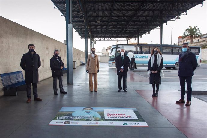 La presidenta del Gobierno de Navarra, María Chivite, visita en la estación intermodal de Tudela la exposición 'Esenciales'.