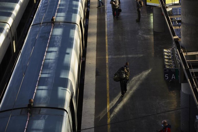 Tren de la línea C5 a su paso por la Estación de Alcorcón rodeado de nieve.