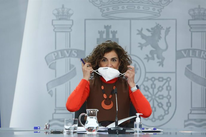 La ministra de Hacienda, María Jesús Montero se quita la mascarilla a su llegada a una rueda de prensa convocada ante los medios posterior al Consejo de Ministros, en La Moncloa, Madrid, (España), a 12 de enero de 2021.