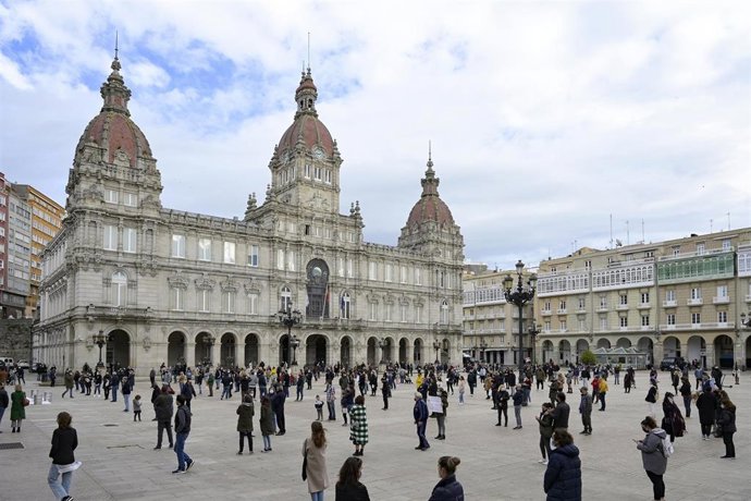 Grupos de personas se concentran  en la plaza de María Pita contra las restricciones impuestas al sector hostelero, en A Coruña, a 7 de noviembre de 2020