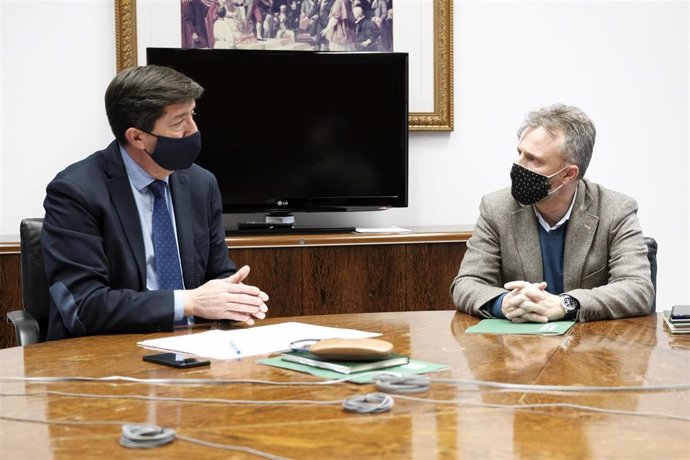 El vicepresidente de la Junta de Andalucía, Juan Marín (i), reunido con el portavoz del Grupo Socialista, José Fiscal, este martes en el Parlamento andaluz.