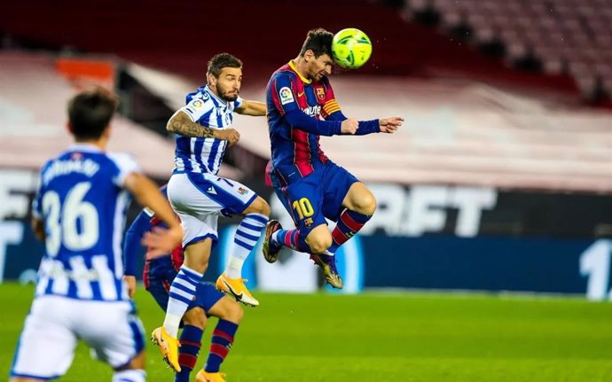 El jugador del FC Barcelona Leo Messi cabeceo el balón en un instante del partido de LaLiga Santander entre el equipo blaugrana y la Real Sociedad, en el Camp Nou