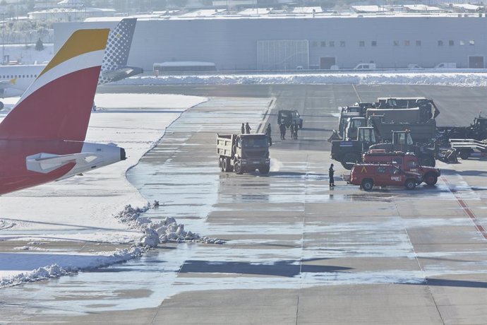 Varios camiones distribuidos en la pista del aeropuerto Madrid-Barajas Adolfo Suárez
