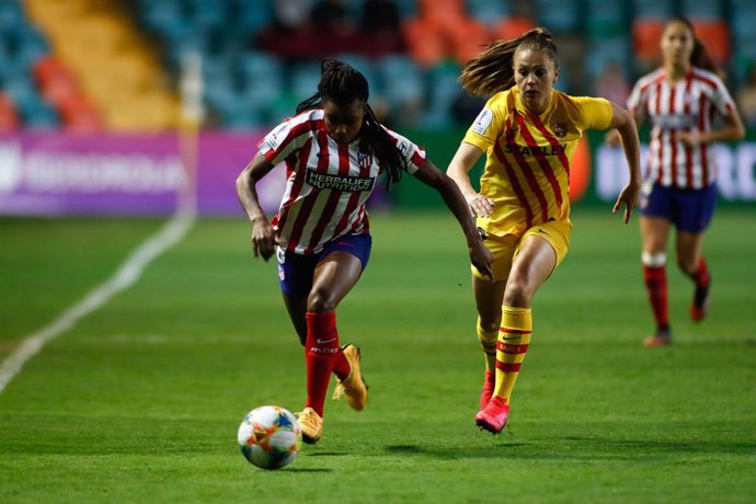 Ludmila Da Silva of Atletico de Madrid and Lieke Martens of FC Barcelona in action during the Spanish SuperCup women football match played between Atletico de Madrid Femenino and FC Barcelona Femenino at Helmantico Stadium on February 06, 2020, in Salam