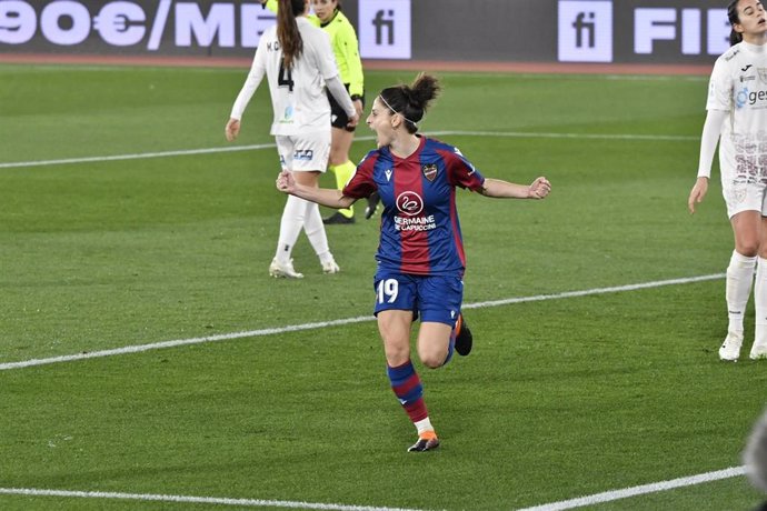 Esther González celebra el 1-1 en el Levante-EDF Logroño de la Supercopa Femenina 2021