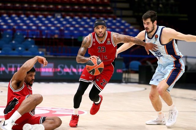 Malcolm Delaney intenta escaparse de Kalinic en el Armani-Valencia Basket de Euroliga