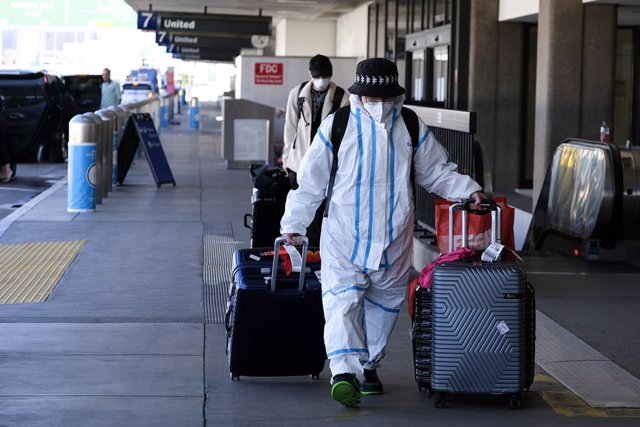 Un pasajero con un traje protector en el Aeropuerto de Los Ángeles, California, Estados Unidos. 