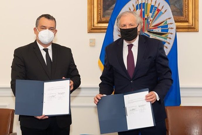 Imagen de la firma del acuerdo de cooperación entre República Dominicana y la OEA.