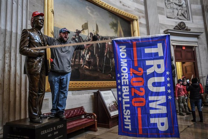 FILED - 06 January 2021, US, Washington: A protester shouts inside the USCapitol after supporters of US President Donald Trump stormed the building where lawmakers were due to certify president-elect Joe Biden's win in the November election. Photo: Mig