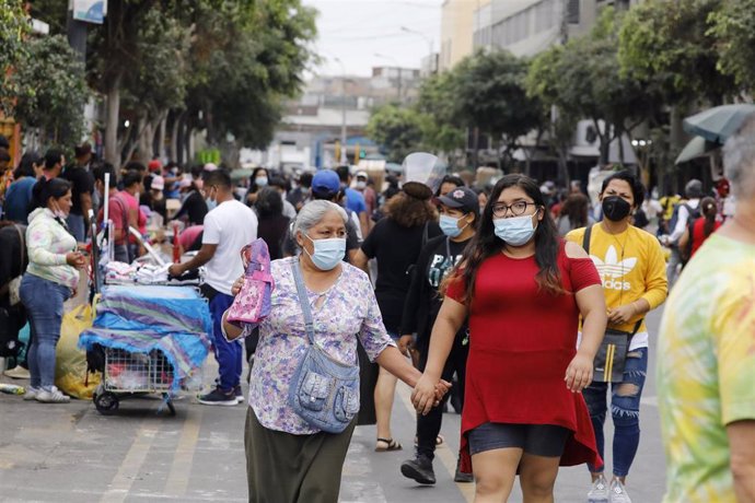 Personas paseando por las calles de Lima en plena pandemia del coronavirus