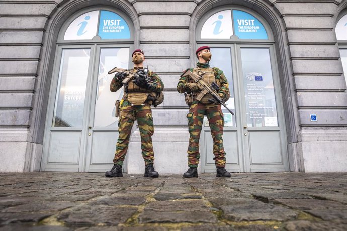 24 December 2020, Belgium, Brussels: Military personnel patrols the street of Brussels, as part of the anti-terror mission 'Operation Vigilent Guardian' in Belgium. Photo: Hatim Kaghat/BELGA/dpa