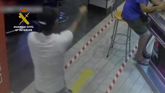 La Guardia Civil ha desarticulado un grupo dedicado a robo con armas de fuego que supuestamente actuó en julio en un salón de juegos de Roquetas