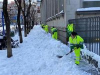 El Ayuntamiento incorpora 1.200 operarios de limpieza de refuerzo para despejar la nieve