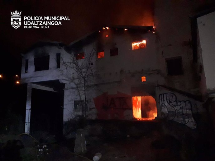 Imagen del incendio en la antigua harinera de Miluce.