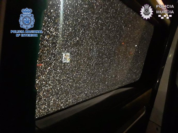 Imagen de los daños provocados en la ventanilla del coche por los disparos