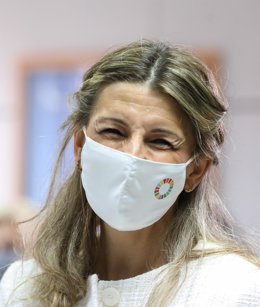 La ministra de Trabajo, Yolanda Díaz, sonríe a la cámara durante el acto de firma del VI Acuerdo de Solución Autónoma de Conflictos Laborales (ASAC) entre CEOE y Cepyme, y CCOO y UGT, en la Fundación SIMA, en Madrid (España), a 26 de noviembre de 2020.