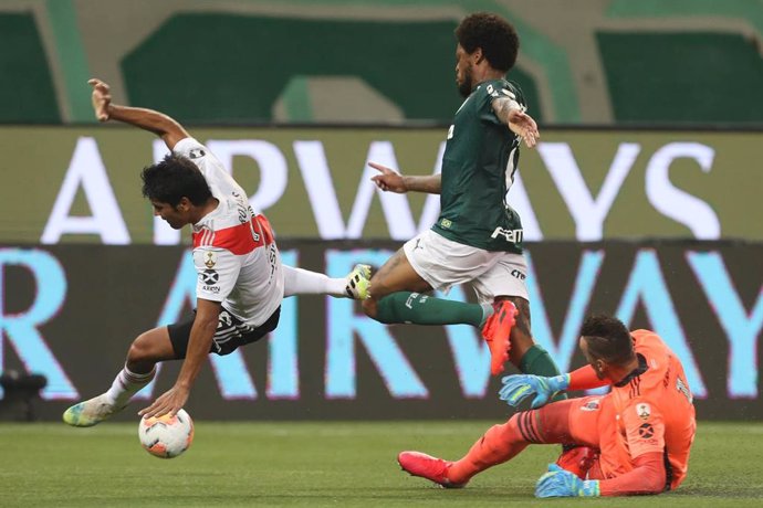 HANDOUT - 12 January 2021, Brazil, Sao Paulo: Palmeiras' Luiz Adriano (L) and River Plate's Rojas (C) battle for the ball during the Copa Libertadores semifinal second leg football match between Palmeiras and River Plate at the Allianz Parque stadium. P