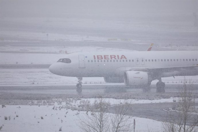 Un avión de la compañía Iberia en el Aeropuerto de Madrid-Barajas Adolfo Suárez, en Madrid (España), a 8 de enero de 2021. 