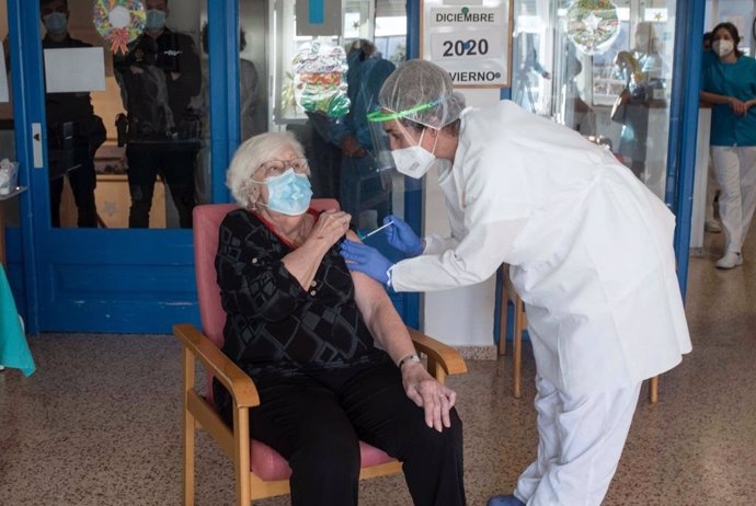 Francisca Salas Pons, primera residente de Menorca en recibir la vacuna contra la Covid-19.