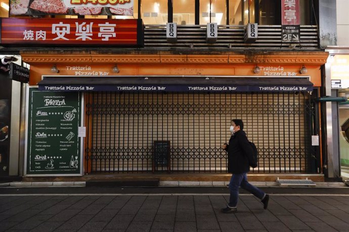 Un hombre con mascarilla en Tokio