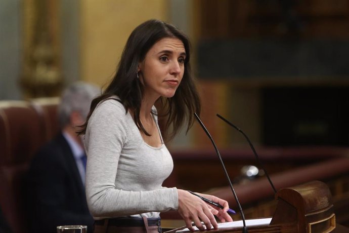 La ministra de Igualdad, Irene Montero, interviene durante una sesión plenaria en el Congreso de los Diputados, en Madrid (España), a 2 de diciembre de 2020.