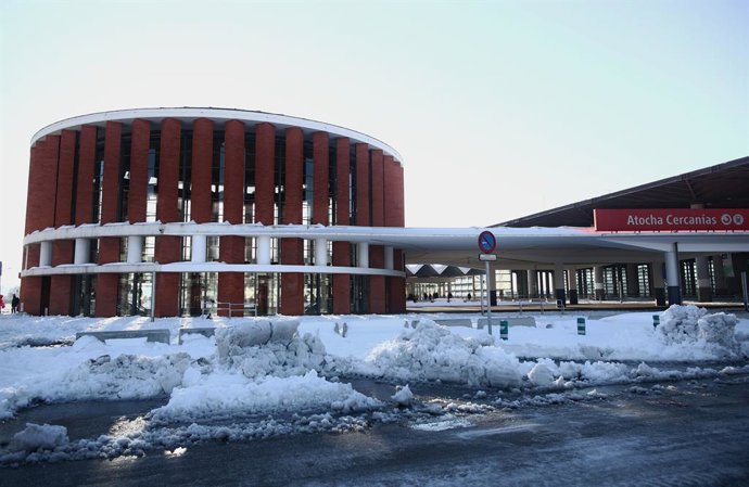 Estación Puerta de Atocha rodeada de nieve, en Madrid (España), a 11 de enero de 2021.