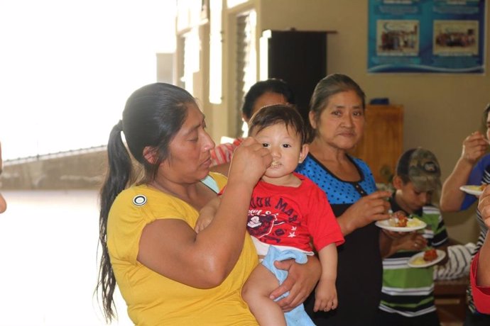 Una madre y su hijo participan en un proyecto de nutrición de Paz y Bien, en colaboración con la Diputación de Huelva.