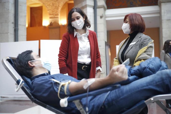 La presidenta de la Comunidad de Madrid, Isabel Díaz Ayuso, supervisa el dispositivo de donación de sangre de la Real Casa de Correos.