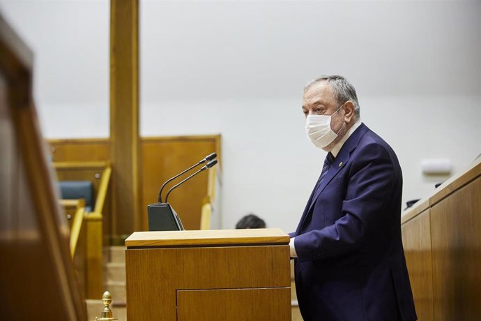 El consejero de Economía y Hacienda, Pedro Azpiazu, en el pleno de la cámara vasca