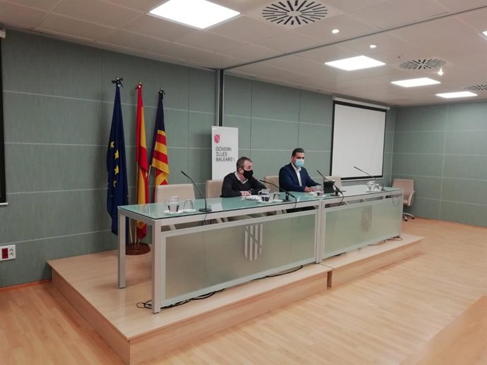 El conseller de Transición Energética y Secotres Productivos, Juan Pedro Yllanes, y el director general de Política Industrial, Antoni Morro, durante una rueda de prensa.