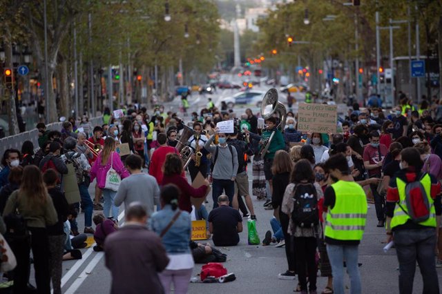 Sentada convocada con motivo del Día Global de Acción por el Clima, en el centro de Barcelona