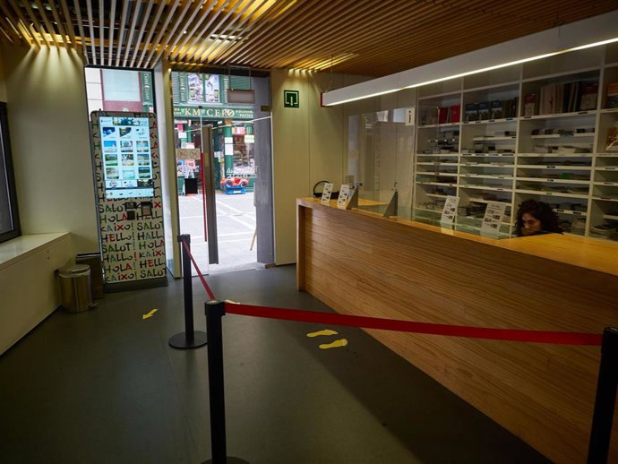 Detalle de medidas de seguridad sanitaria en el interior de la Oficina de Turismo de Pamplona