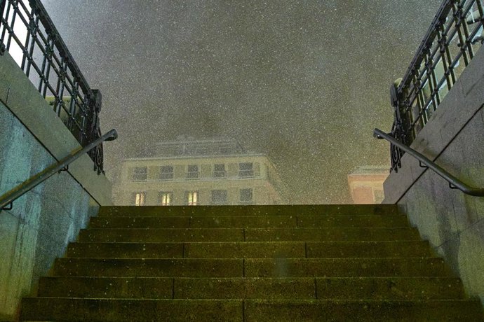Boca de metro en el tercer día de paso de la borrasca Filomena, en Madrid (España) a 9 de enero de 2021.La borrasca Filomena golpea con fuerza la capital, en la que se han cerrado al tráfico circunvalaciones y túneles. Las acumulaciones de nieve serán d