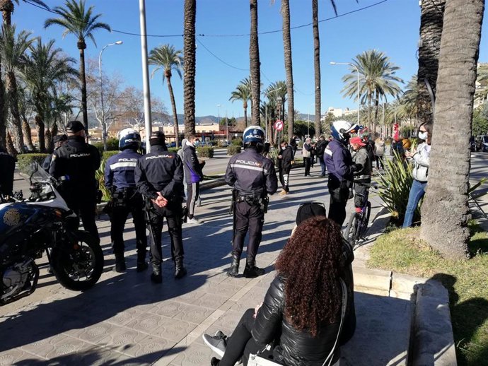 La Policía identifica a unas 40 personas congregadas ante el Consolat de Mar este miércoles.