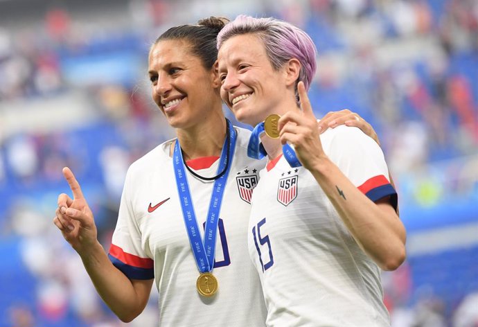 07 July 2019, France, Decines-Charpieu: USA's Megan Rapinoe (R) and Carli Lloyd celebrate during the award ceremony of the FIFA Women's World Cup soccer final match between USA and Netherlands at the Stade de Lyon. Photo: Sebastian Gollnow/dpa