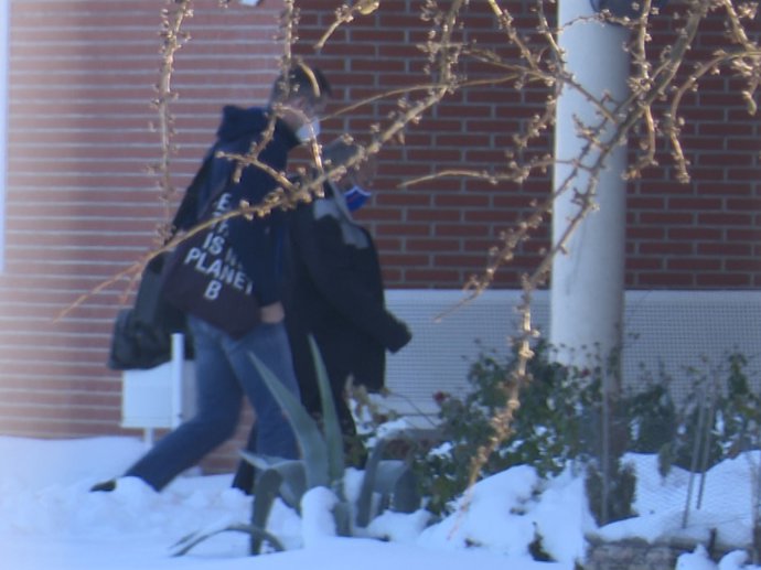 Iñaki Urdangarín ha entrado en el CIS de Alcalá de Henares con una bolsa con equipaje al hombro