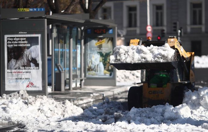 Una máquina quitanieves trabaja en las inmediaciones e la Plaza de Cibeles en Madrid (España).