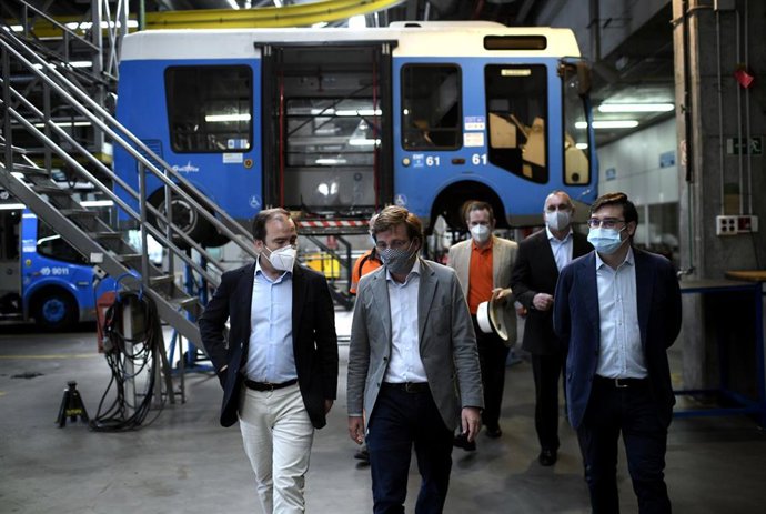 El alcalde de Madrid, José Luis Martínez-Almeida, junto al delegado de Medio Ambiente y Movilidad, Borja Carabante 