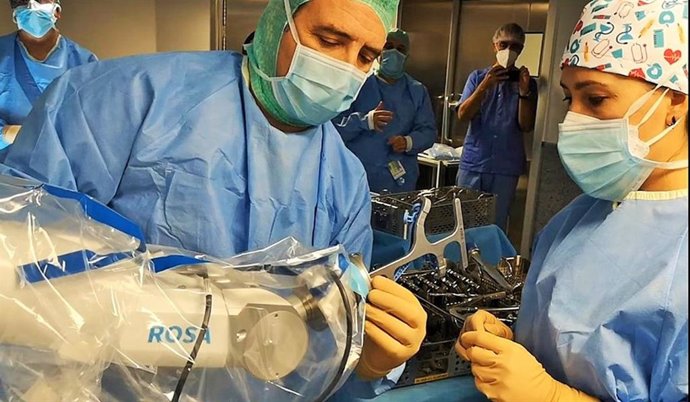 El Clínico San Carlos de Madrid realiza los primeros implantes de prótesis de rodilla con cirugía robótica en España
