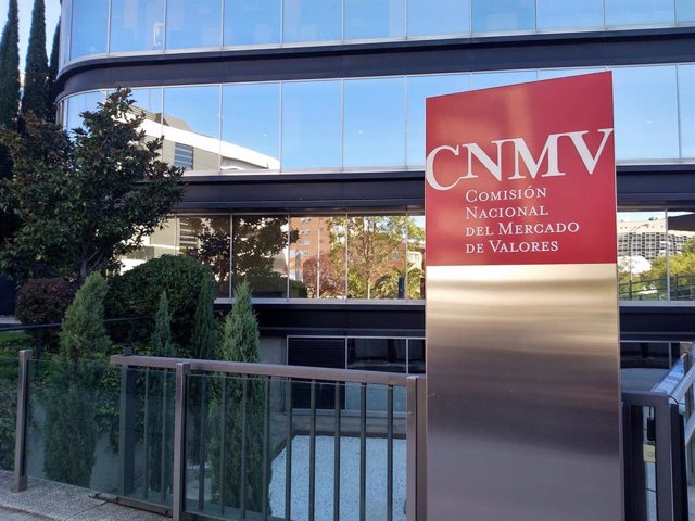Edificio sede de la Comisión Nacional del Mercado de Valores (CNMV) en Madrid. Logo CNMV
