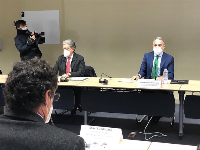 Visita del consejero de la Presidencia, Administración Pública e Interior y portavoz del Gobierno andaluz, Elías Bendodo, en su visia al Centro Común de Investigación de la Comisión Europea en Sevilla.