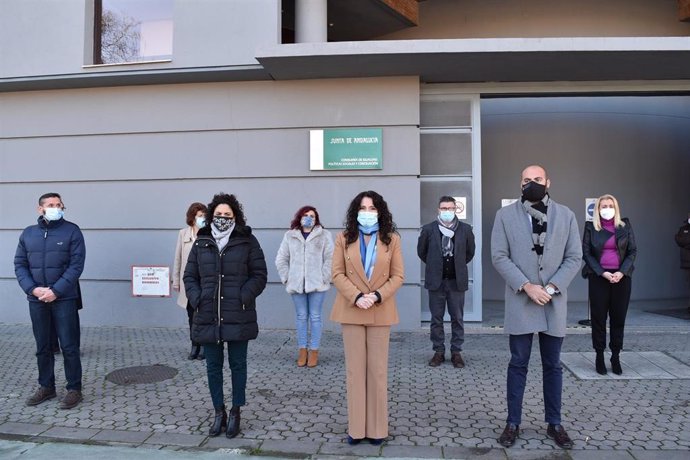 La consejera de Igualdad, Rocío Ruiz, junto al resto de su departamento guarda un minuto de silencio en repulsa por la agresión con ácido a dos mujeres en Cártama (Málaga)