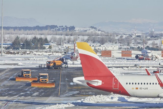 Varias excavadoras trabajan para retirar la nieve y el hielo de la pista del aeropuerto Madrid-Barajas Adolfo Suárez, en Madrid (España), a 12 de enero de 2021. 