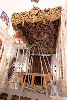 Montaje de un palio de Sevilla, en una foto de archivo