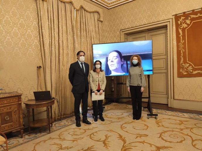 El alcalde de Salamanca, Carlos García Carbayo, la directora de Inserta Empleo en CyL, Begoña Grijalbo, y la concejal Ana Suárez (D).