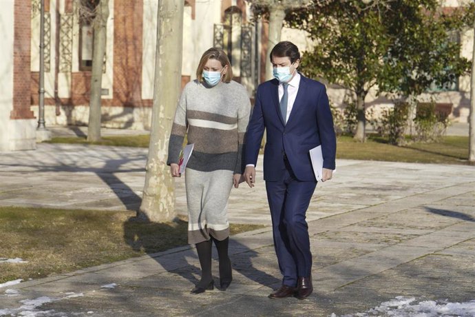 El presidente de la Junta de Castilla y León, Alfonso Fernández Mañueco, junto a la consejera de Familia e Igualdad de Oportunidades, Isabel Blanco.