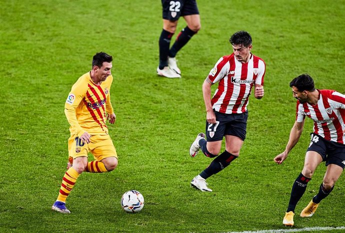 Messsi ante Vencedor y Balenziaga en el Athletic-FC Barcelona de San Mamés de LaLiga Santander 2020-2021